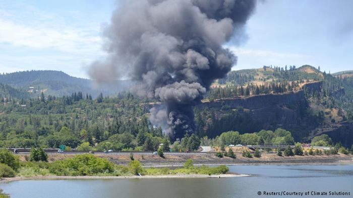 Oregon train derails, spills volatile type of oil
